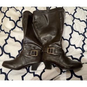 Like new only worn once 9ww with small heel